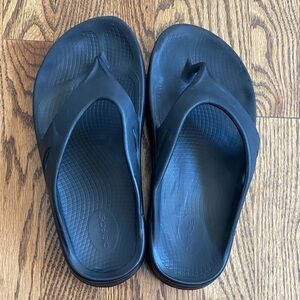 OOFOS Black sandals, size W11/M9. Good used condition.